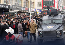 Van'da AKP'li aday protesto edildi, gerginlik çıktı
