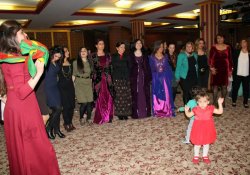 Kadınlar 8 Mart’ı halaylarla kutladı