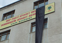 BDP binasına siyah bez asıldı