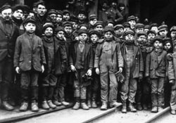 247 çocuk madene inmeyi bekliyor