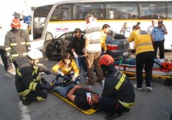 Servis Otobüsü Otomobille Çarpıştı: 6 Yaralı