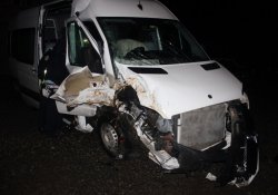 Tur minibüsü kaza yaptı: 12 yaralı