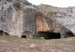 10 Bin Yıllık Çayönü Tepesi Ve Hilar Mağaraları Kaderine Terk Edildi