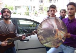 İstanbul’dan Gelip Hakkari’de Sokak Müziği Yapıyorlar