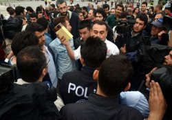 Gezi Parkı Karşısında Kitap Okuma Eylemine Polis Engeli