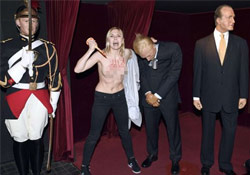 Femen, Putin'in Heykelini devirdi