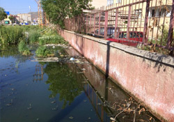 Yüksekova'da su kanalı tehlike saçıyor
