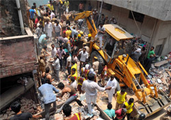 Hindistan'da İki Bina Çöktü: 27 Ölü
