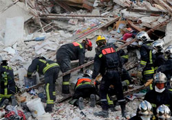 Bina yıkıldı: 8 ölü