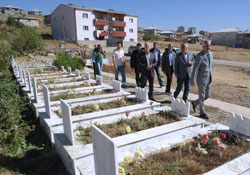 Buldan, PKK’lilerin mezarlarını ziyaret etti