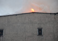 Yüksekova'da bir apartmanın çatı katında yangın çıktı