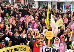 Hakkari'de 3 kadın için yürüyüş yapıldı