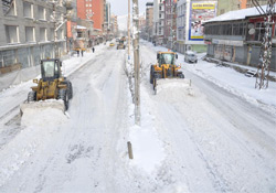 Yüksekova'da çarşı merkezindeki karlar temizlendi