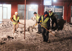 İpekyolu Belediyesi karla mücadele çalışmalarını gece de sürdürdü