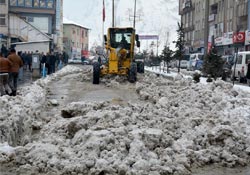 Hakkari Belediyesi'nden kar temizleme çalışmaları: Kapanan yollar açılıyor