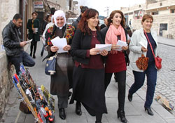 Artuklu'da kadın yürüyüşü için bildiri dağıtıldı