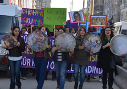 Yüksekova'da 'Kadınlar Günü' yürüyüşü