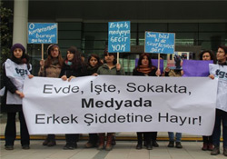 Kadın gazeteciler Star TV'yi protesto etti