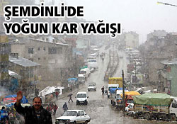 Şemdinli'de aniden bastıran kar yağışı vatandaşları şaşırttı