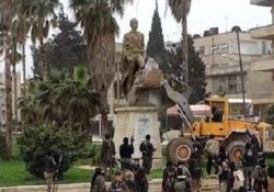 El Nusra Cephesi Kürt devrimcinin heykelini yıktı