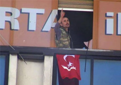 AKP ilçe binasına giren eylemci gözaltına alındı
