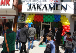 Yüksekova'da 'JAKAMEN' isimli giyim mağazası açıldı