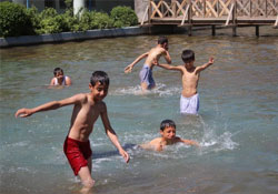 Diyarbakır'da süs havuzunda yüzme sezonu açıldı