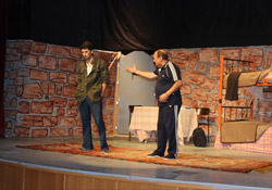 Yüksekova'da 'Bir İshaksın bir Cemil' tiyatro oyunu sahnelendi