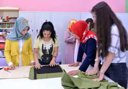 Tekstil Atölyesi'nde kadınlar hem öğreniyor hem tasarlıyor