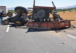 TIR traktörle çarpıştı: 4 yaralı