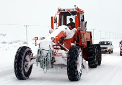 Hakkari'de yoğun kar yağışı var: 122 köy yolu ve 449 mezra yolu kapandı