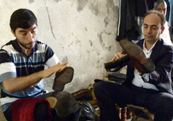 Osman Baydemir esnafla ayakkabı boyadı