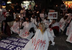 Kadınlardan şiddete karşı kanlı kefenli protesto