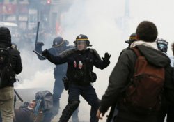 Paris'teki iklim eylemine gazlı müdahale: 200 gözaltı