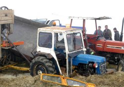 Kargo aracı 3 traktöre çarptı