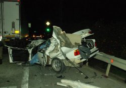 Otomobil TIR’a çarptı: 1 ölü, 2 yaralı