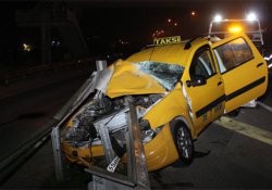 Ticari taksi bariyerlere girdi: 1 yaralı