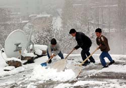Hakkari'de kar yağışı nedeniyle Düğün konvoyları mahsur kaldı