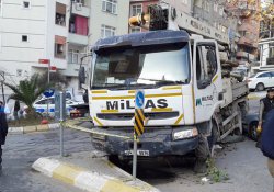 Maltepe'de freni boşalan kamyon 12 aracı hurdaya çevirdi