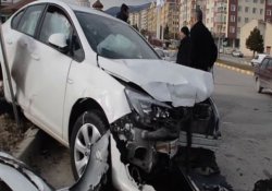İki otomobil çarpıştı: 9 yaralı