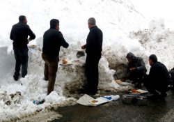 Hakkari'de karla mücadele ekipleri düşen çığdan kıl payı kurtuldu