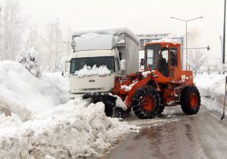 Kar yağışı Yüksekova'yı esir aldı