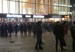 Köln'de bir grup göçmene saldırı