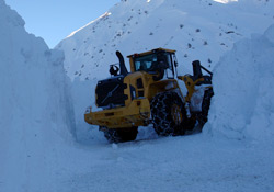 Yüksekova-İran sınırında zorlu karla mücadele çalışması