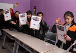 Yüksekova'da Kürtçe eğitim veren Uveyş Ana okulunda karne heyecanı