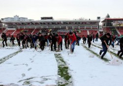 Kamil Ocak Stadı'nda taraftarlar sahayı temizledi