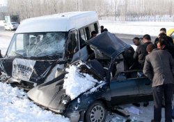 Van'da otomobille minibüs çarpıştı: 1 ölü, 1 yaralı