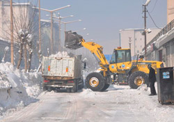 Yüksekova'da kar temizleme çalışmaları