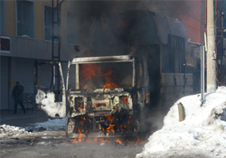 Yüksekova'da 1 araç ateşe verildi
