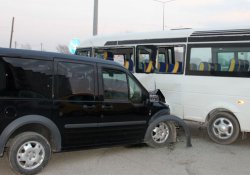 Taksiyle öğrenci servisi çarpıştı: 4 yaralı